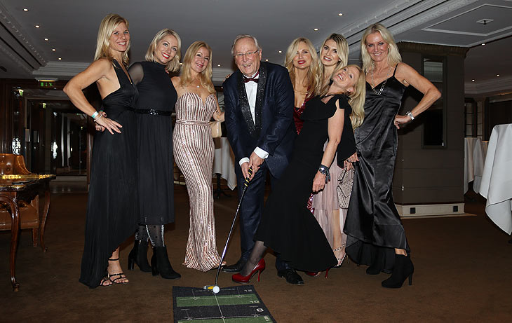 Georg Schmidt (Mi.) vom Munich Diamonds Businessclub (hier in der Golfers Lounge im 1. Stock) hatte eingeladen zum Herbstball 2022 am 19.11.2022 im Hotel Bayerischer Hof (&copy;Foto: Martin Schmitz9